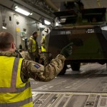 Französisches Militarfahrzeug wird für Mali-Mission verladen.(Foto: UK Ministry of Defence/SAC Dek Traylor, OGL)